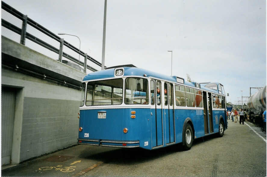 (094'630) - VBZ Z�rich - Nr. 239/ZH 131'239 - FBW/T�scher Hochlenker (ex Kamm, Schlieren; ex VBZ Z�rich Nr. 239; ex VBZ Z�rich Nr. 219) am 26. Mai 2007 beim Bahnhof Z�rich-Tiefenbrunnen