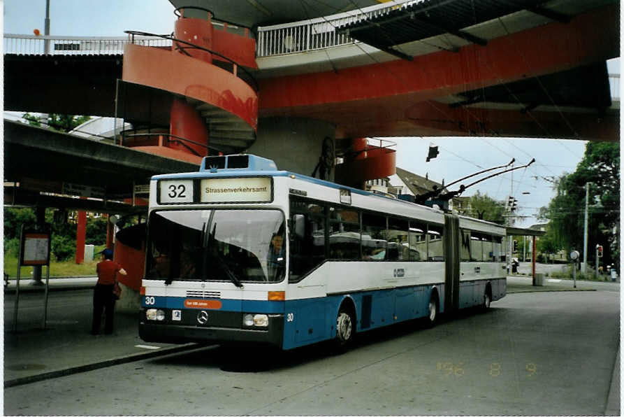 (094'706) - VBZ Z�rich - Nr. 30 - Mercedes Gelenktrolleybus am 26. Mai 2007 in Z�rich, Bucheggplatz