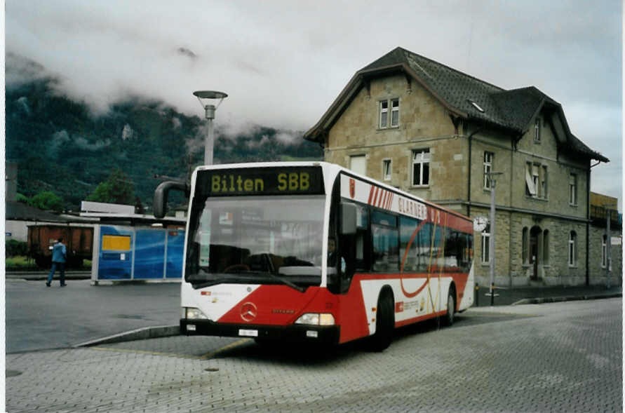 (095'210) - Niederer, Filzbach - Nr. 22/GL 95 - Mercedes am 2. Juni 2007 beim Bahnhof N�fels-Mollis