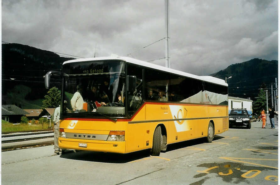 (095'525) - K�bli, Gstaad - BE 235'726 - Setra am 23. Juni 2007 beim Bahnhof Gstaad