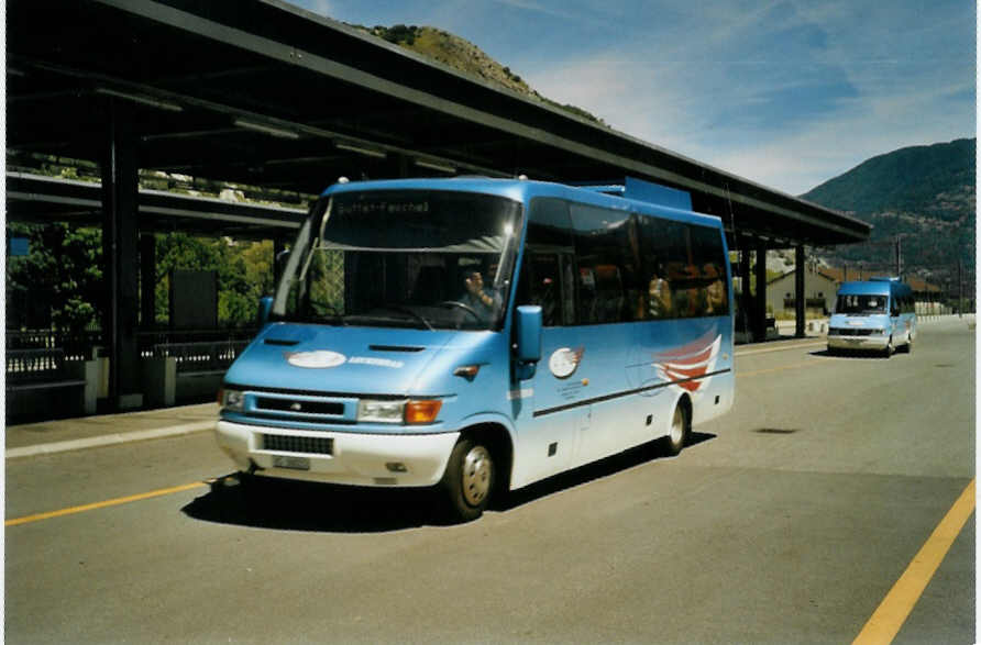 (095'712) - LLB Susten - Nr. 21/VS 38'021 - Iveco/Auw�rter am 23. Juni 2007 beim Bahnhof Leuk