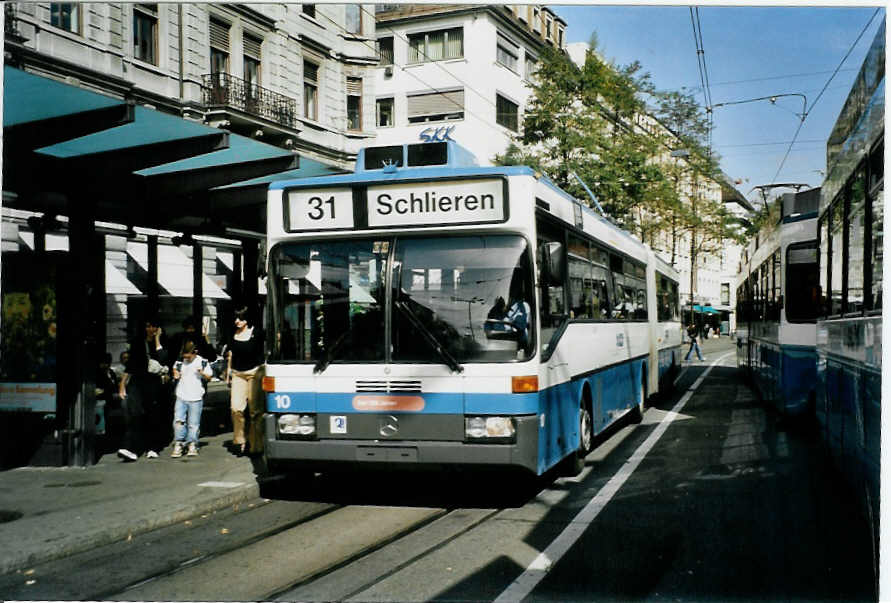 (100'103) - VBZ Z�rich - Nr. 10 - Mercedes Gelenktrolleybus am 5. Oktober 2007 in Z�rich, L�wenplatz
