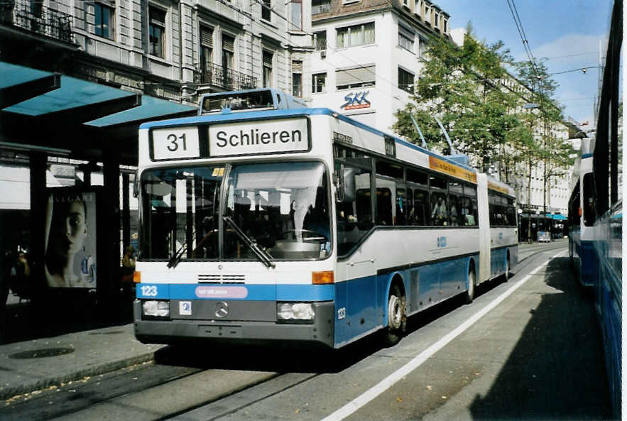 (100'112) - VBZ Z�rich - Nr. 123 - Mercedes Gelenktrolleybus am 5. Oktober 2007 in Z�rich, L�wenplatz