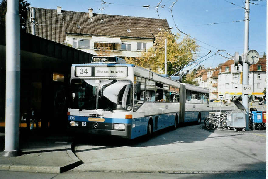 (100'116) - VBZ Z�rich - Nr. 135 - Mercedes Gelenktrolleybus am 5. Oktober 2007 in Z�rich, Klusplatz