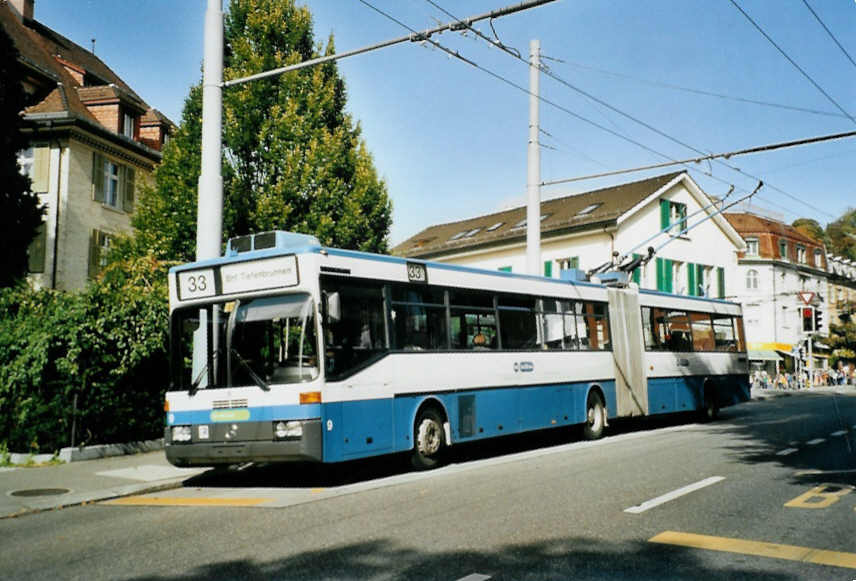 (100'118) - VBZ Z�rich - Nr. 9 - Mercedes Gelenktrolleybus am 5. Oktober 2007 in Z�rich, Klusplatz