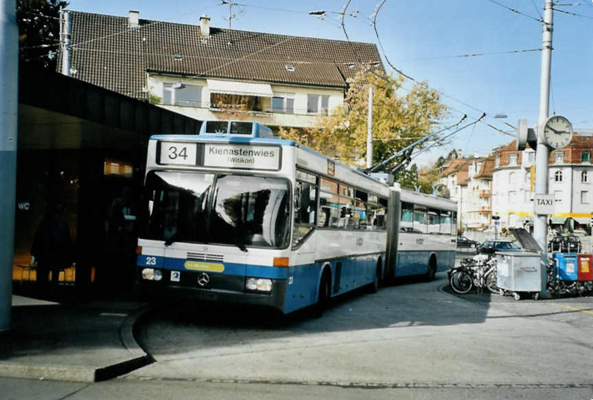 (100'125) - VBZ Z�rich - Nr. 23 - Mercedes Gelenktrolleybus am 5. Oktober 2007 in Z�rich, Klusplatz