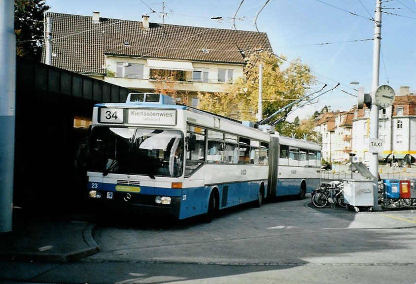(100'133) - VBZ Z�rich - Nr. 23 - Mercedes Gelenktrolleybus am 5. Oktober 2007 in Z�rich, Klusplatz