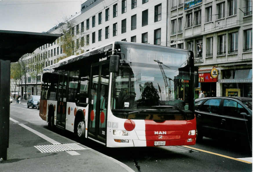 (100'529) - TPF Fribourg - Nr. 352/FR 300'403 - MAN/G�ppel am 27. Oktober 2007 beim Bahnhof Fribourg
