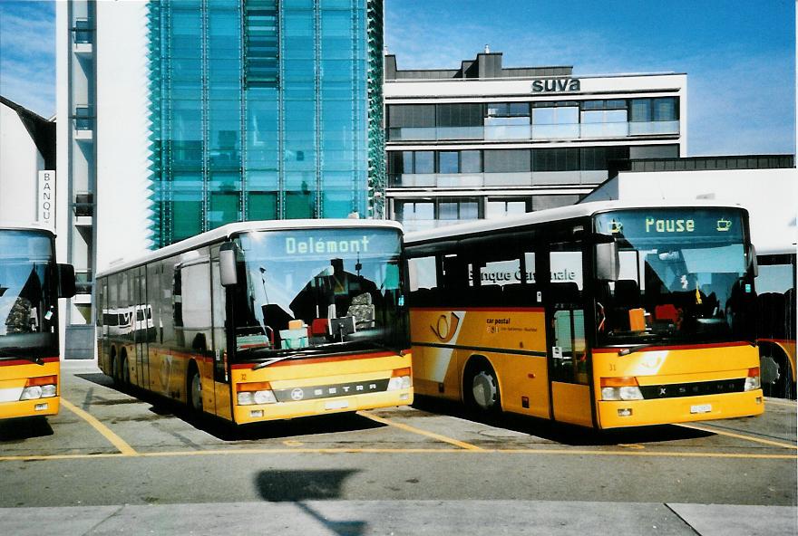 (104'503) - CarPostal Jura-Jura bernois-Neuch�tel - Nr. 32/JU 31'178 - Setra (ex P 27'814) + Nr. 31/JU 29'878 - Setra (ex P 27'812) am 20. Februar 2008 beim Bahnhof Del�mont