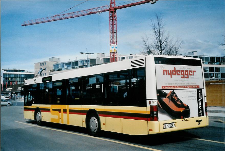 (105'032) - STI Thun - Nr. 95/BE 572'095 - MAN am 13. M�rz 2008 beim Bahnhof Thun (prov. Haltestelle)
