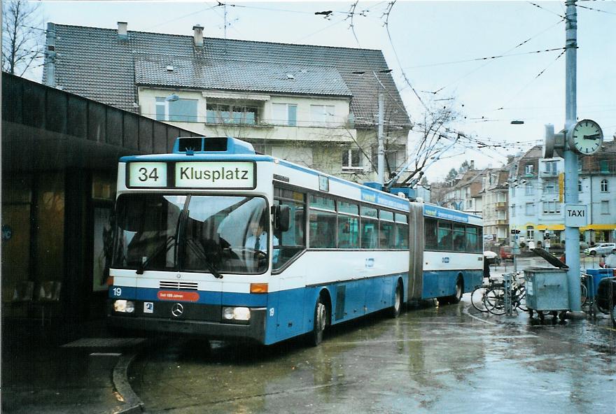 (105'422) - VBZ Z�rich - Nr. 19 - Mercedes Gelenktrolleybus am 17. M�rz 2008 in Z�rich, Klusplatz