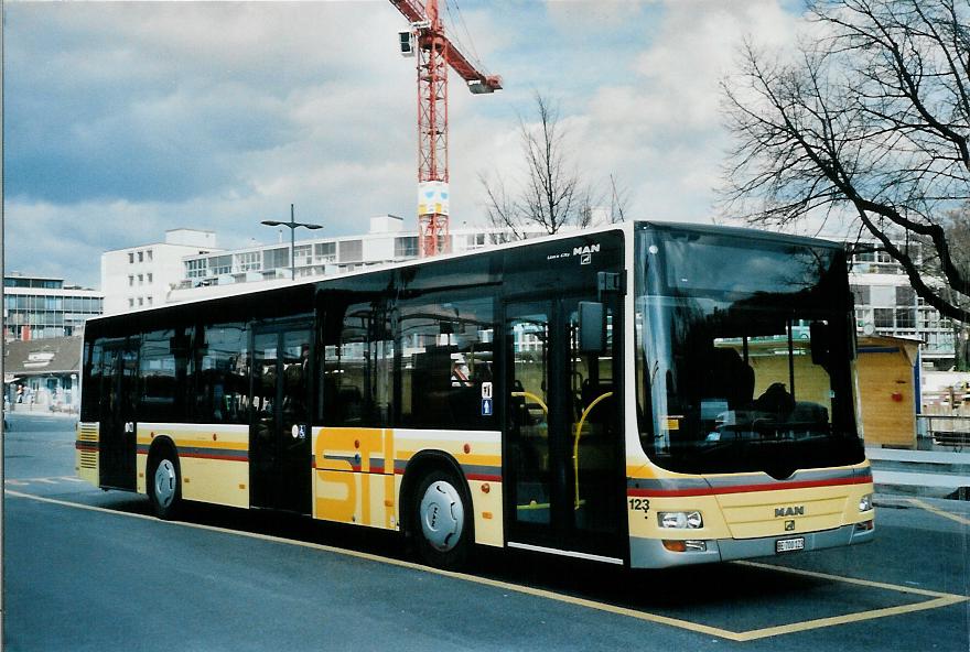 (105'512) - STI Thun - Nr. 123/BE 700'123 - MAN am 19. M�rz 2008 beim Bahnhof Thun (prov. Haltestelle)