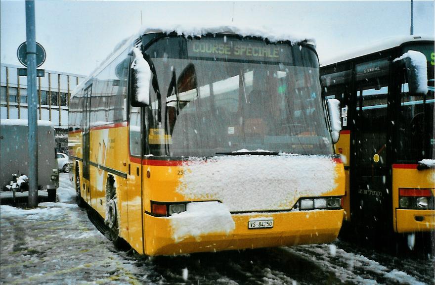 (105'630) - Rey, Ayent - Nr. 250/VS 84'250 - Neoplan am 21. M�rz 2008 beim Bahnhof Sion
