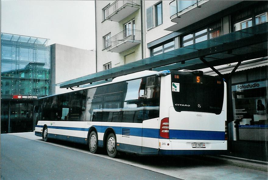 (105'721) - Auf der Maur, Steinen - Nr. 245/SZ 5873 - Mercedes am 23. M�rz 2008 beim Bahnhof Zug