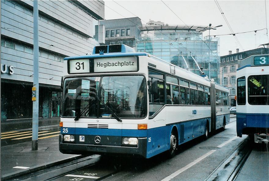 (105'732) - VBZ Z�rich - Nr. 25 - Mercedes Gelenktrolleybus am 23. M�rz 2008 in Z�rich, L�wenplatz