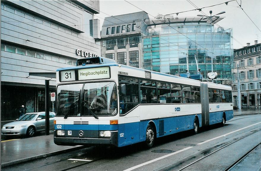 (105'734) - VBZ Z�rich - Nr. 132 - Mercedes Gelenktrolleybus am 23. M�rz 2008 in Z�rich, L�wenplatz