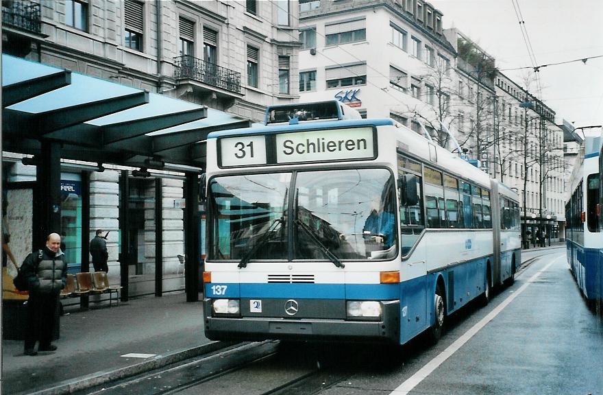 (105'735) - VBZ Z�rich - Nr. 137 - Mercedes Gelenktrolleybus am 23. M�rz 2008 in Z�rich, L�wenplatz
