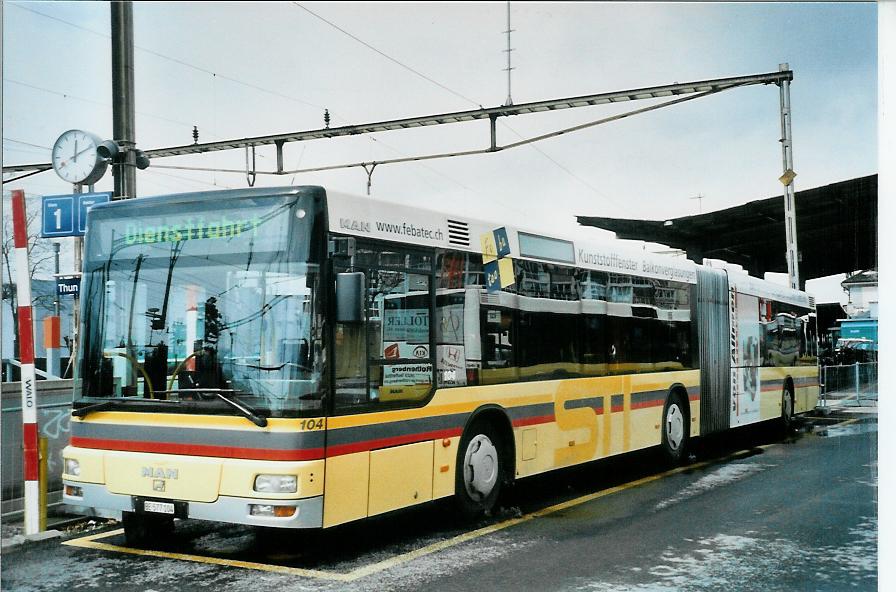 (105'804) - STI Thun - Nr. 104/BE 577'104 - MAN am 25. M�rz 2008 beim Bahnhof Thun (prov. Haltestelle)