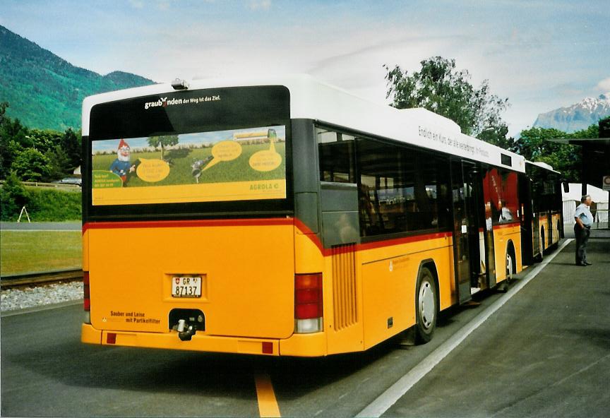 (107'310) - Luk, Gr�sch - GR 87'137 - Volvo/Hess (ex PostAuto Graub�nden; ex GR 25'683) am 24. Mai 2008 beim Bahnhof Untervaz