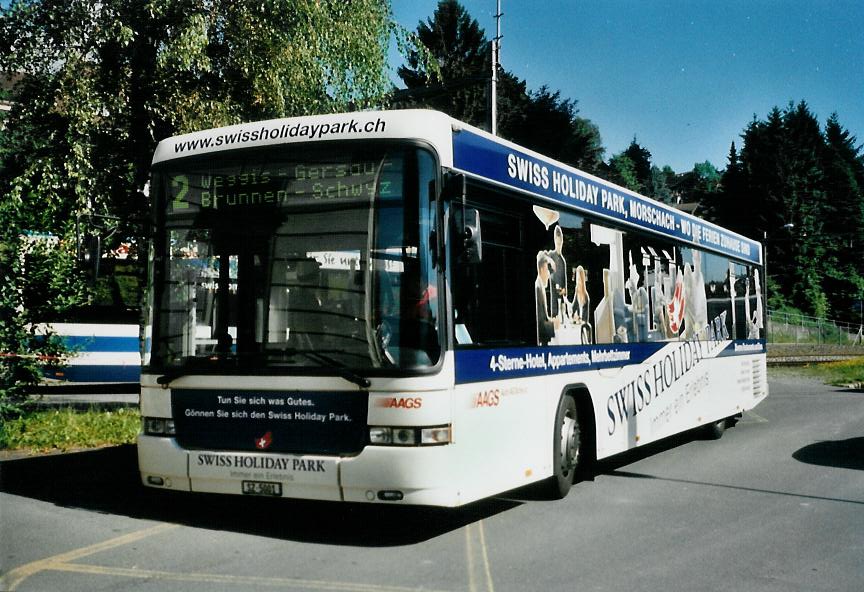 (109'236) - AAGS Schwyz - Nr. 1/SZ 5001 - Scania/Hess am 16. Juli 2008 beim Bahnhof K�ssnacht
