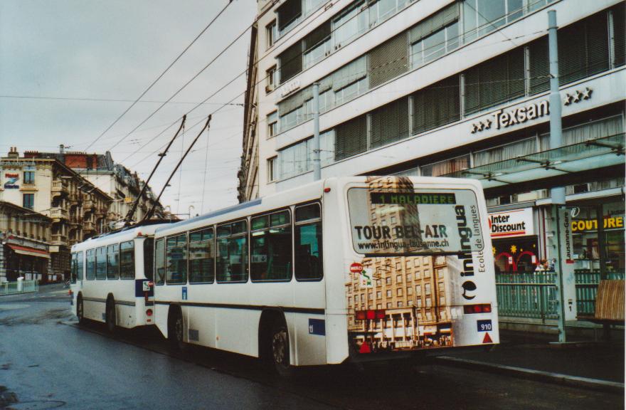 (113'101) - TL Lausanne - Nr. 910 - Lanz+Marti/Hess Personenanh�nger am 22. Dezember 2008 beim Bahnhof Lausanne