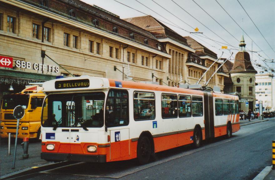 (113'102) - TL Lausanne - Nr. 886 - Saurer/Hess Gelenktrolleybus (ex TPG Gen�ve Nr. 657) am 22. Dezember 2008 beim Bahnhof Lausanne