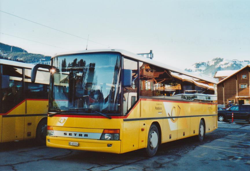 (113'325) - K�bli, Gstaad - BE 403'014 - Setra am 24. Dezember 2008 beim Bahnhof Gstaad
