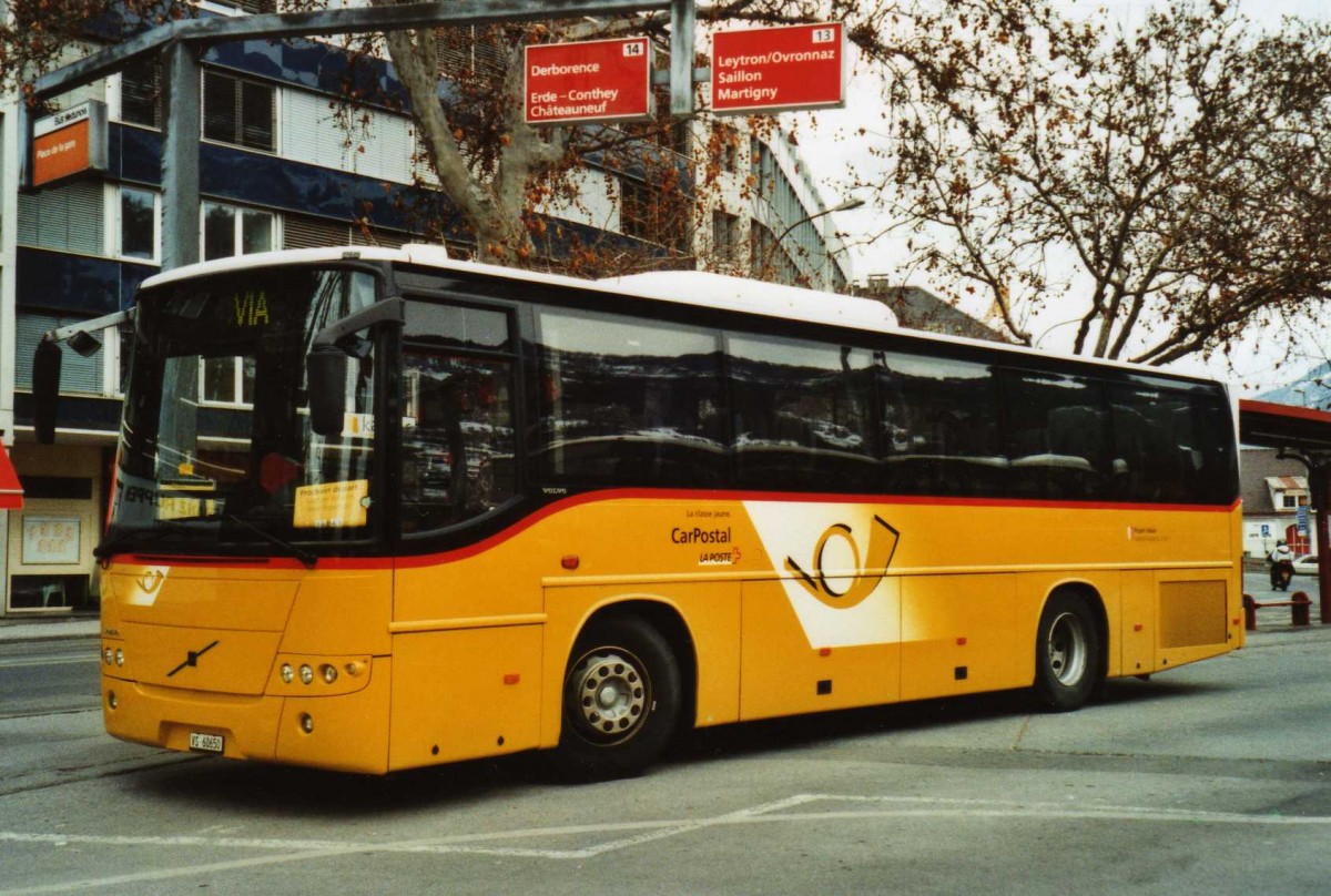 (114'701) - Ev�quoz, Erde - VS 60'650 - Volvo am 1. M�rz 2009 beim Bahnhof Sion