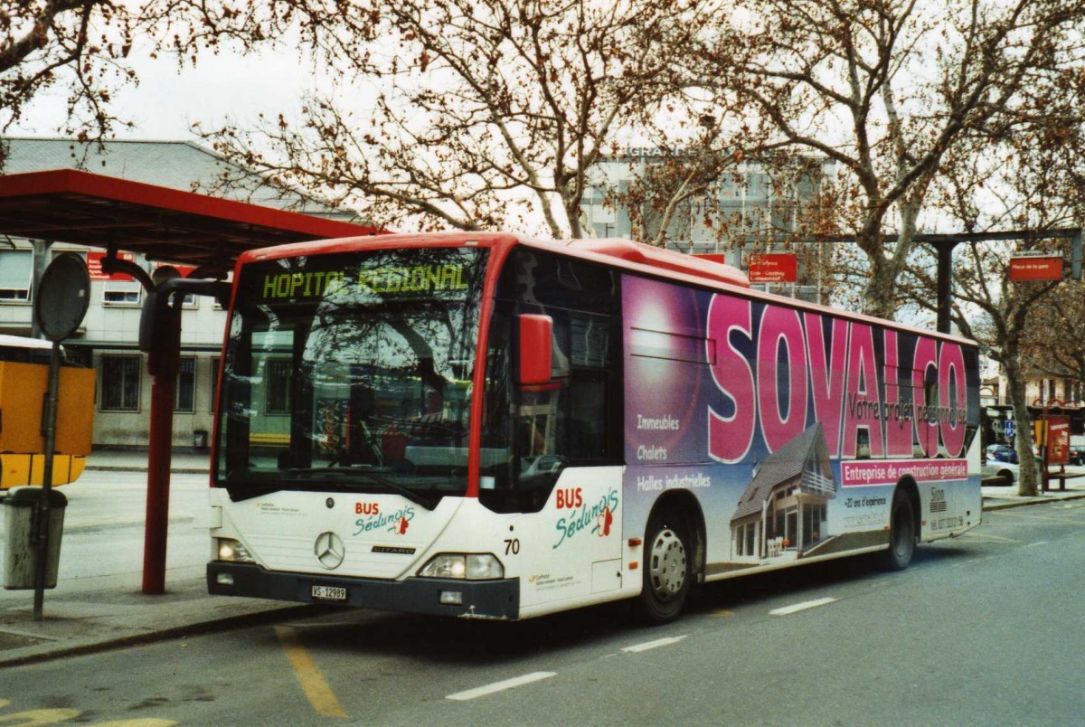 (114'707) - Lathion, Sion - Nr. 70/VS 12'989 - Mercedes am 1. M�rz 2009 beim Bahnhof Sion