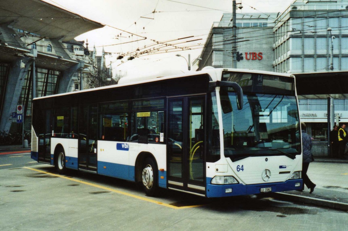 (114'718) - VBL Luzern - Nr. 64/LU 15'062 - Mercedes am 7. M�rz 2009 beim Bahnhof Luzern