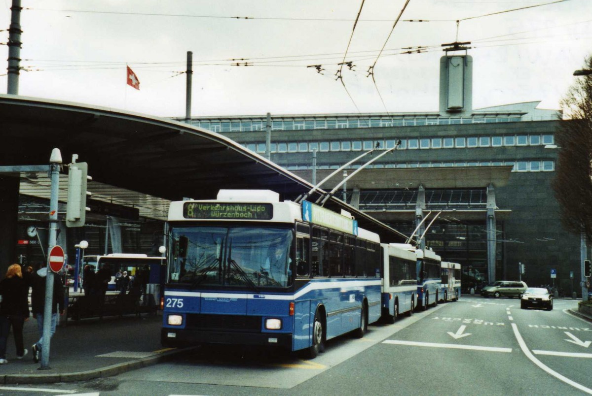 (114'719) - VBL Luzern - Nr. 275 - NAW/R&J-Hess Trolleybus am 7. M�rz 2009 beim Bahnhof Luzern