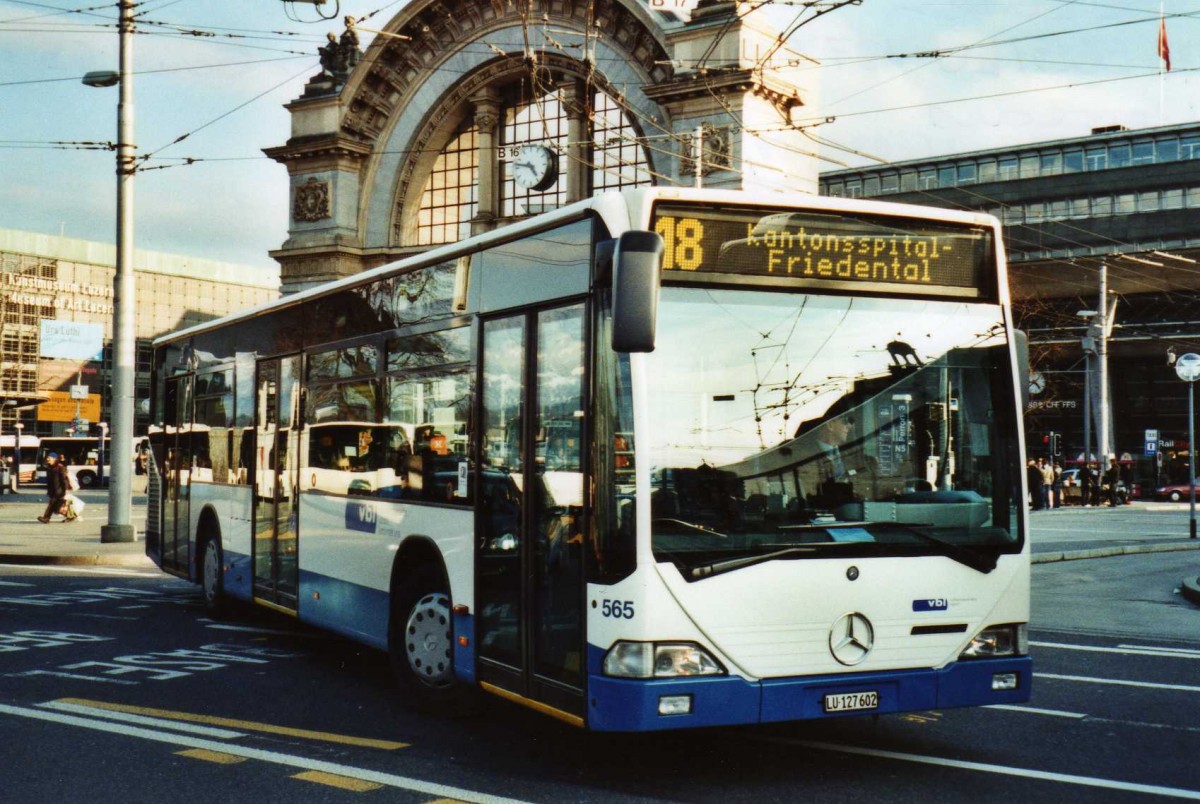 (114'806) - VBL Luzern - Nr. 565/LU 127'602 - Mercedes (ex Gowa, Luzern Nr. 65) am 7. M�rz 2009 beim Bahnhof Luzern