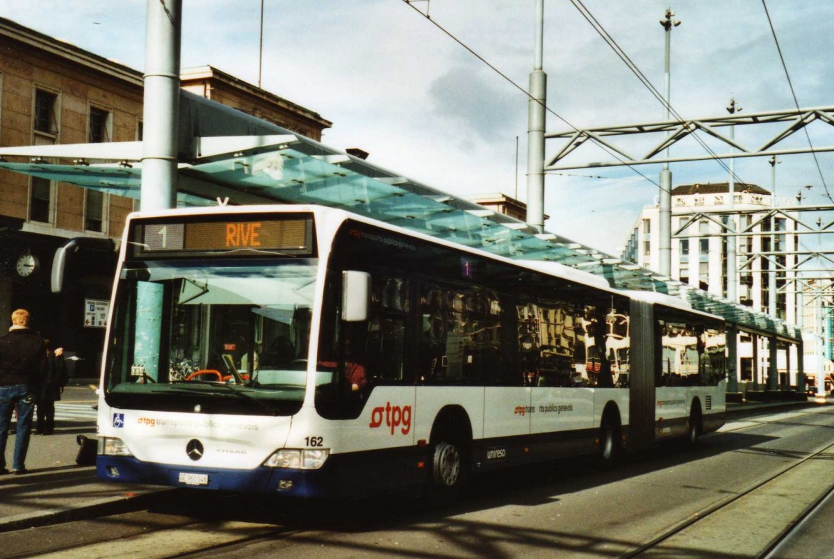 (115'005) - TPG Gen�ve - Nr. 162/GE 960'546 - Mercedes am 8. M�rz 2009 beim Bahnhof Gen�ve