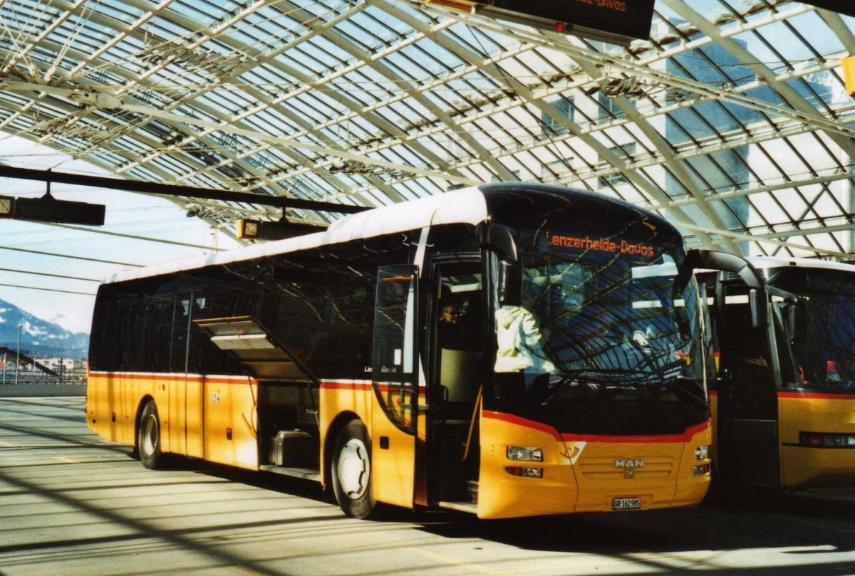 (115'109) - PostAuto Graub�nden - GR 162'985 - MAN am 14. M�rz 2009 in Chur, Postautostation