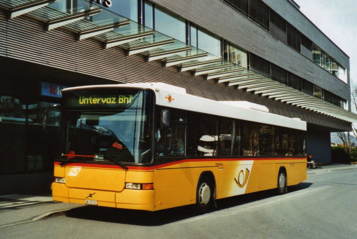 (115'117) - Luk, Gr�sch - GR 87'137 - Volvo/Hess (ex PostAuto Graub�nden; ex P 25'683) am 14. M�rz 2009 beim Bahnhof Landquart