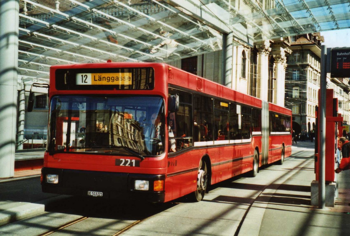 (115'211) - Bernmobil, Bern - Nr. 221/BE 513'221 - MAN am 16. M�rz 2009 beim Bahnhof Bern