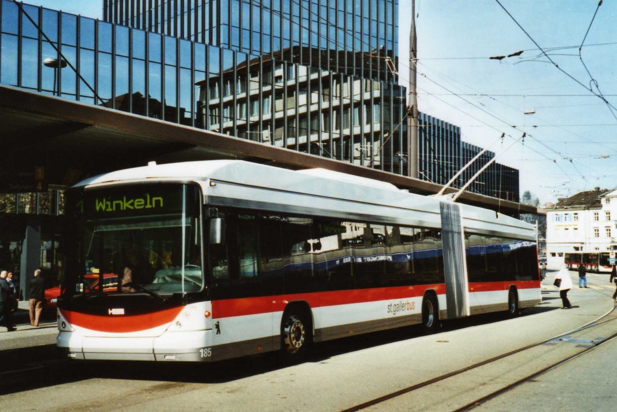 (115'421) - St. Gallerbus, St. Gallen - Nr. 185 - Hess/Hess Gelenktrolleybus am 18. M�rz 2009 beim Bahnhof St. Gallen