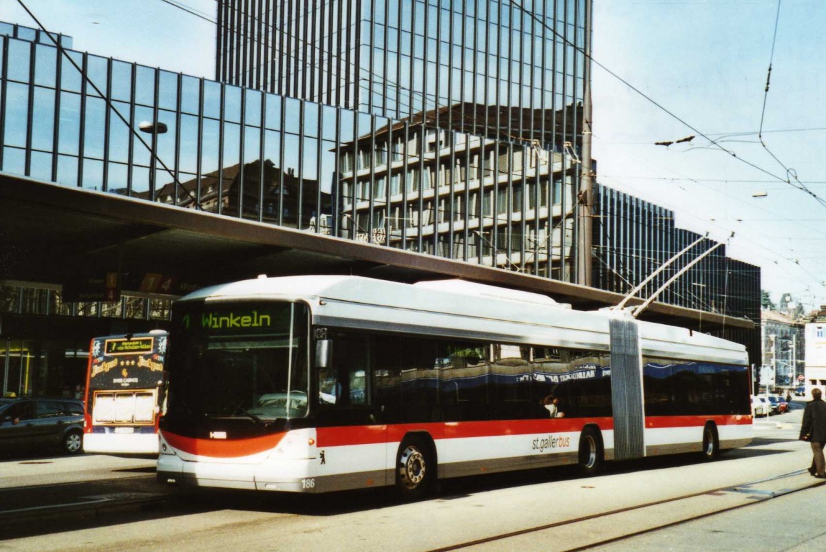 (115'428) - St. Gallerbus, St. Gallen - Nr. 186 - Hess/Hess Gelenktrolleybus am 18. M�rz 2009 beim Bahnhof St. Gallen
