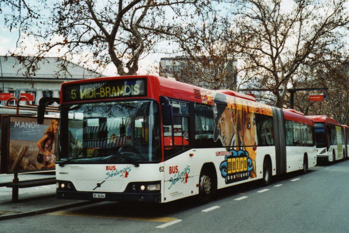(115'634) - Lathion, Sion - Nr. 62/VS 84'344 - Volvo am 30. M�rz 2009 beim Bahnhof Sion