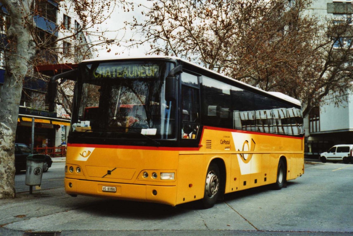 (115'637) - Ev�quoz, Erde - VS 81'888 - Volvo am 30. M�rz 2009 beim Bahnhof Sion