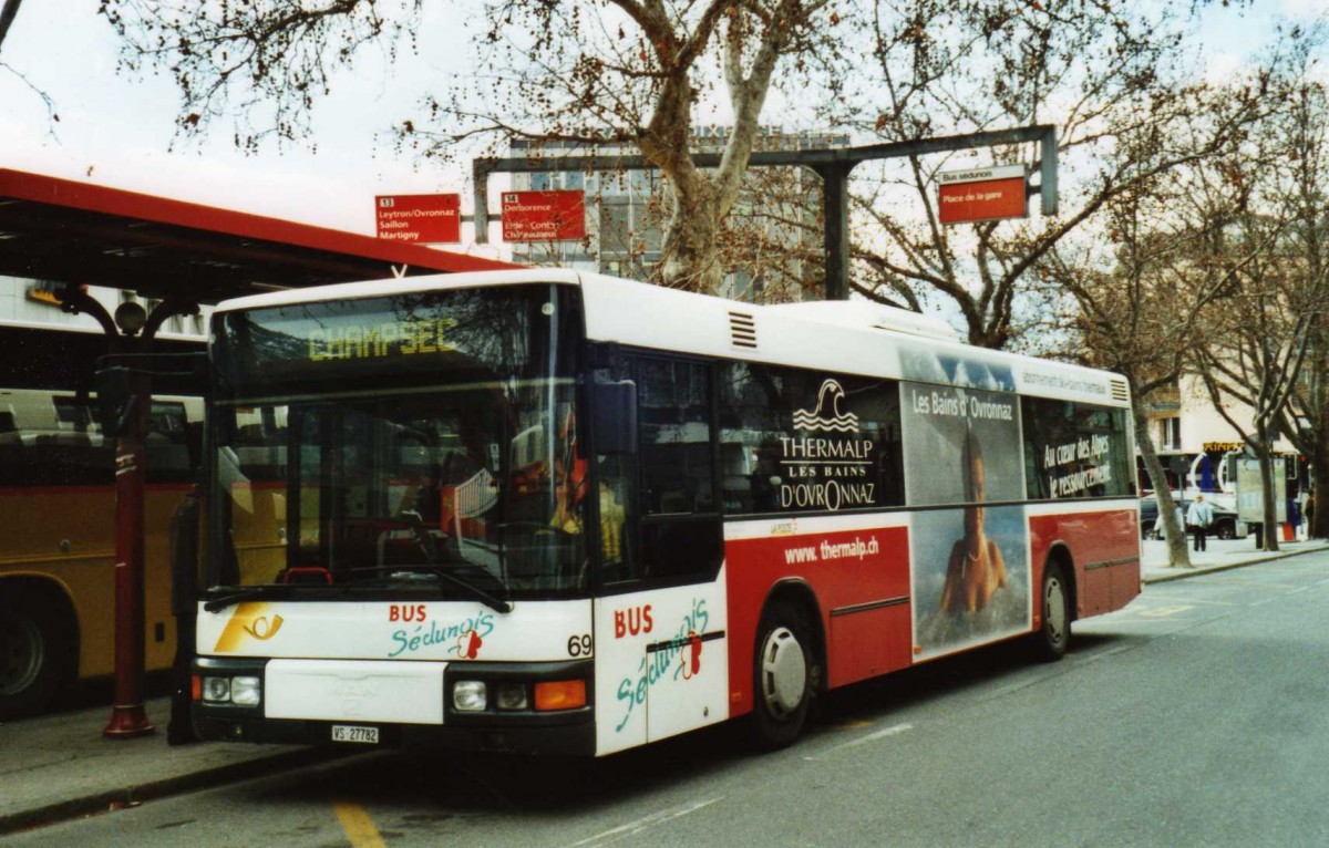 (115'707) - Lathion, Sion - Nr. 69/VS 27'782 - MAN (ex P 25'617) am 30. M�rz 2009 beim Bahnhof Sion