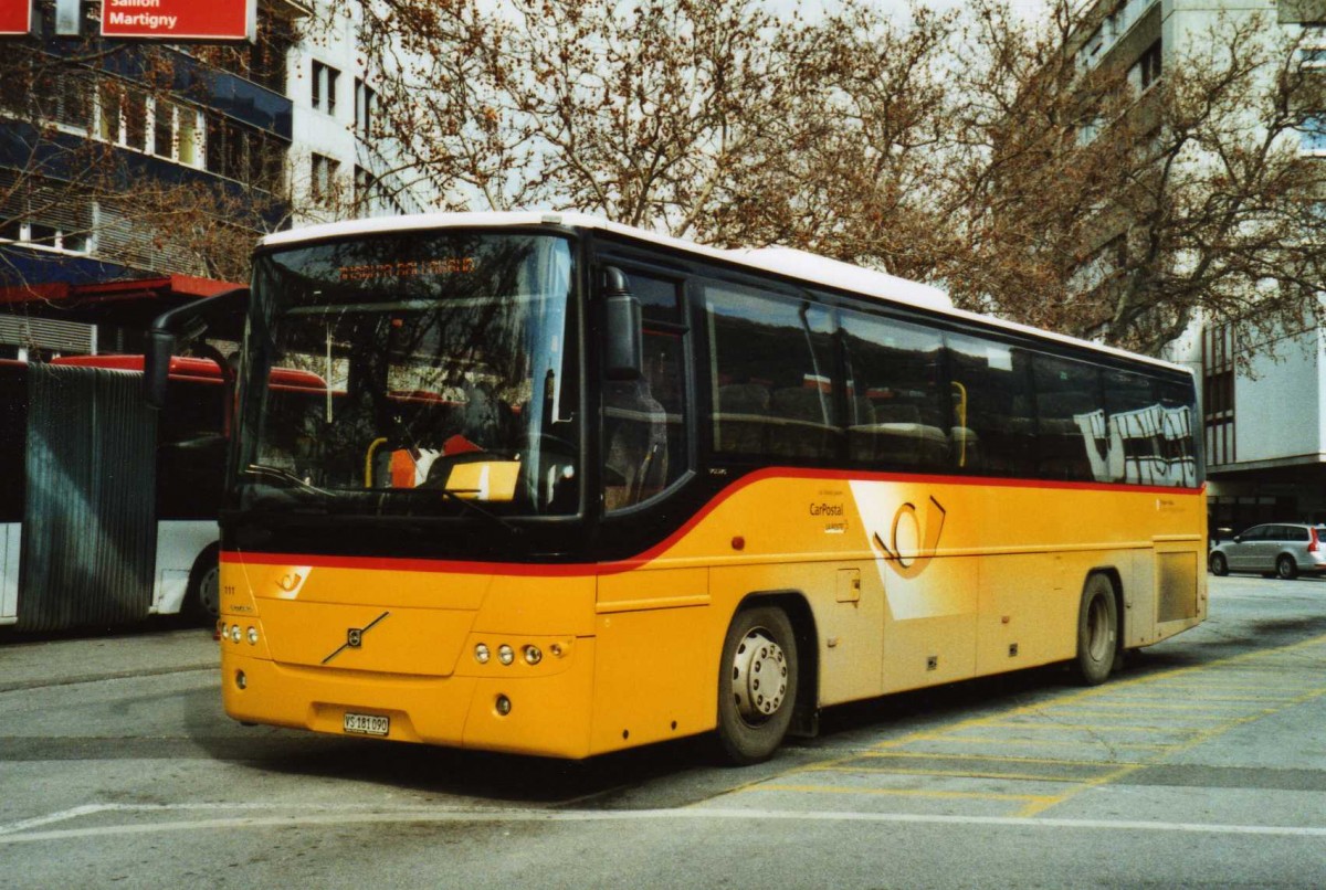 (115'719) - Buchard, Leytron - Nr. 111/VS 181'090 - Volvo am 30. M�rz 2009 beim Bahnhof Sion