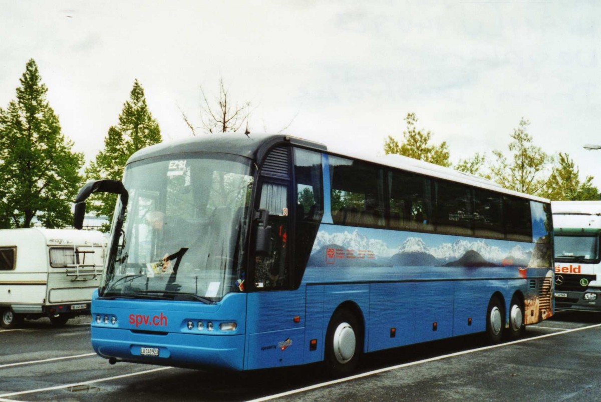 (116'213) - H�fliger, Sursee - Nr. 91/LU 140'923 - Neoplan am 29. April 2009 in Thun, Seestrasse