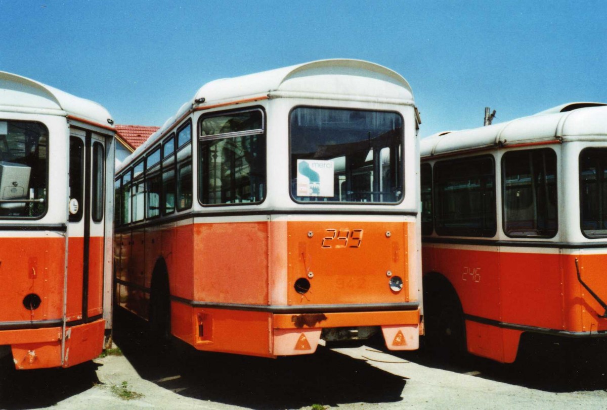 (116'920) - Tursib, Sibiu - Nr. 245  - Moser/Eggli-Mischler Personenanh�nger (ex TL Lausanne Nr. 942) am 27. Mai 2009 in Sibiu, Depot