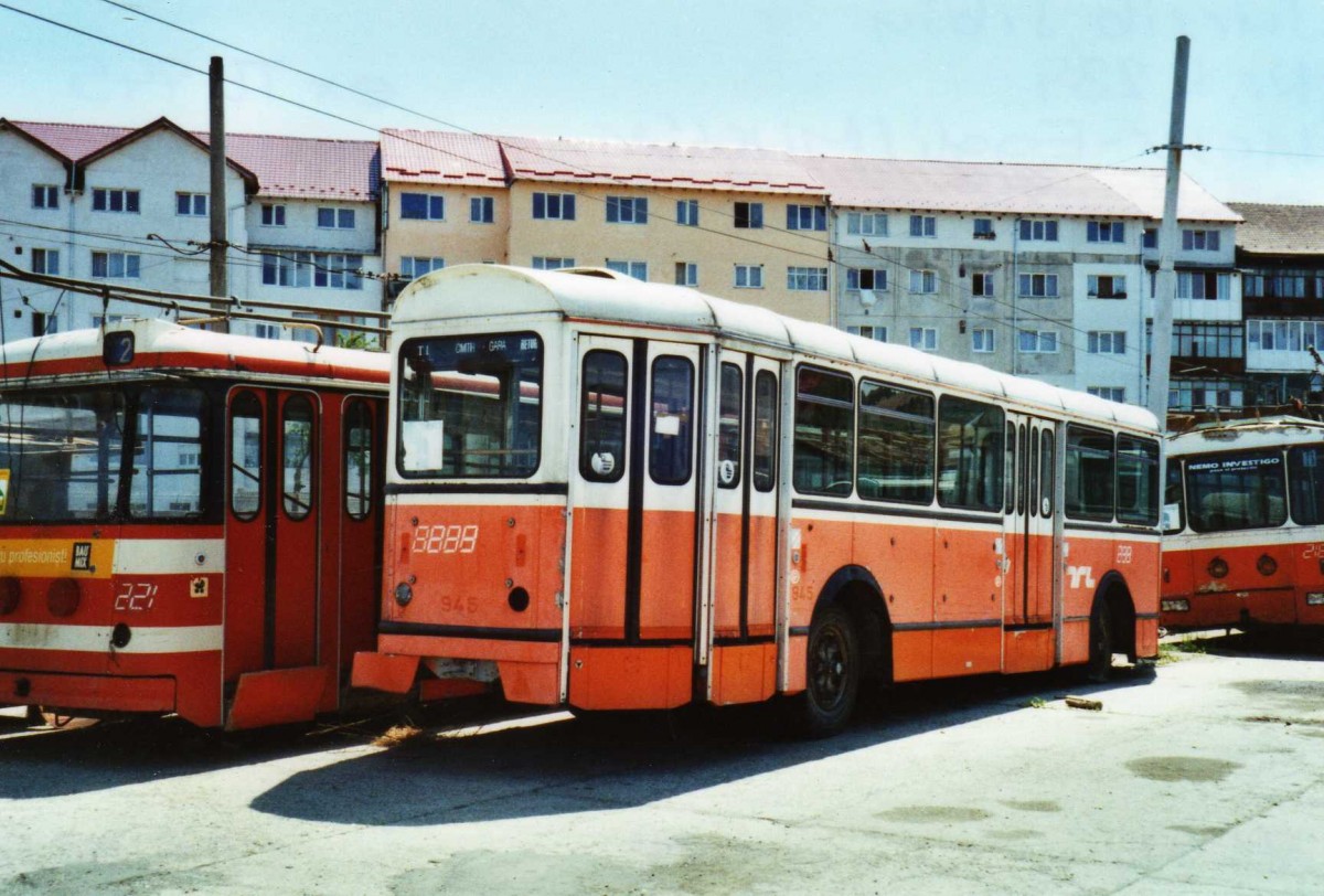 (116'921) - Tursib, Sibiu - Nr. 239  - Moser/Eggli-Mischler Personenanh�nger (ex TL Lausanne Nr. 945) am 27. Mai 2009 in Sibiu, Depot