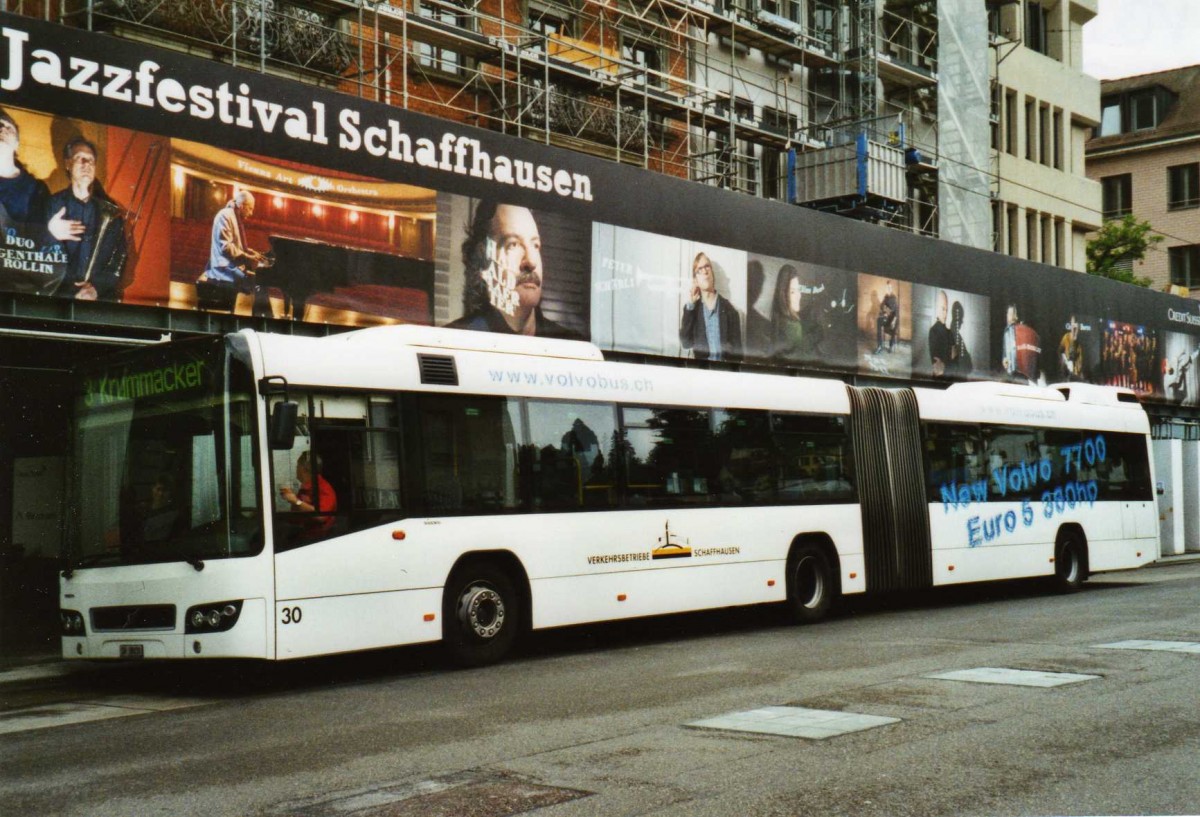 (117'232) - VBSH Schaffhausen - Nr. 30/SH 38'030 - Volvo (ex Vorf�hrfahrzeug) am 6. Juni 2009 beim Bahnhof Schaffhausen