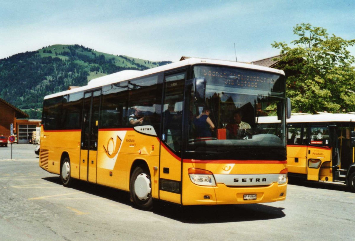 (117'633) - K�bli, Gstaad - BE 330'862 - Setra am 14. Juni 2009 beim Bahnhof Gstaad