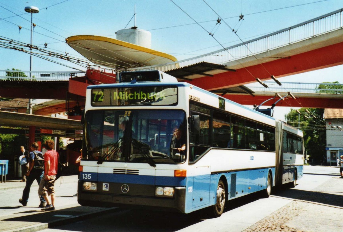 (117'802) - VBZ Z�rich - Nr. 135 - Mercedes Gelenktrolleybus am 17. Juni 2009 in Z�rich, Bucheggplatz