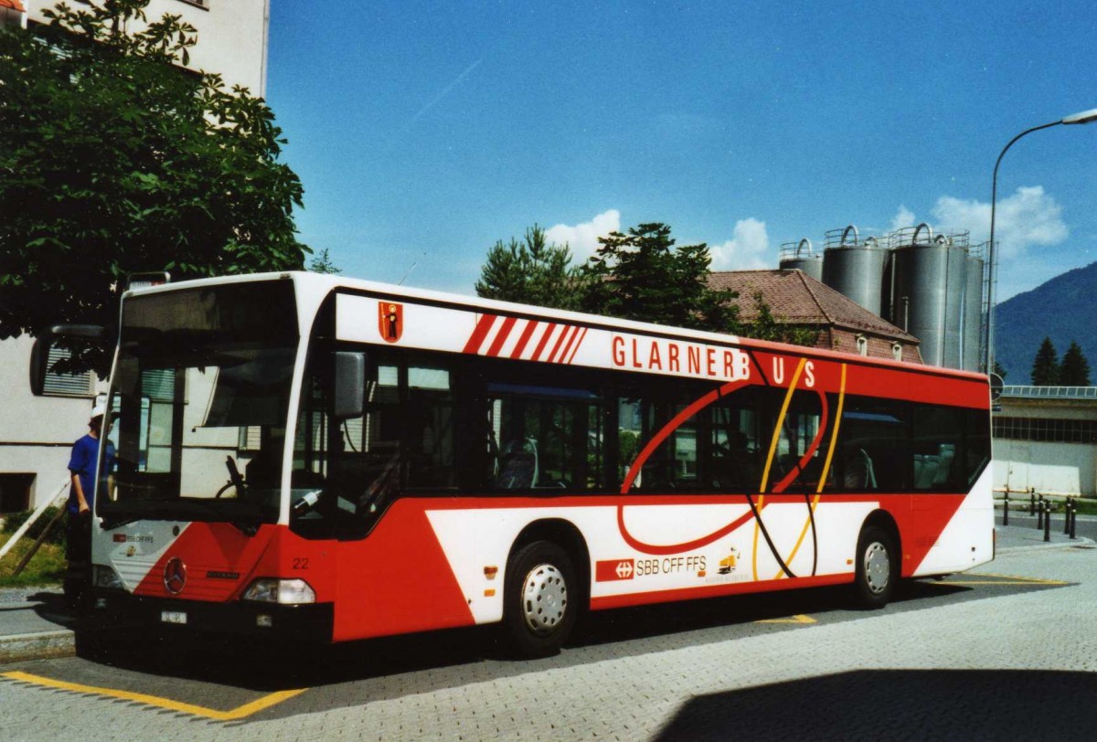(117'916) - Niederer, Filzbach - Nr. 22/GL 95 - Mercedes am 4. Juli 2009 beim Bahnhof N�fels-Mollis