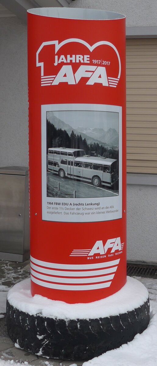 (117'928) - Plakats�ule f�r 100 Jahre 1917 2017 AFA am 8. Januar 2017 beim Bahnhof Frutigen